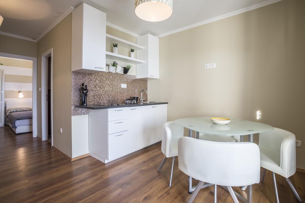 Apartments Villa 9 โปดสตรานา ภายนอก รูปภาพ